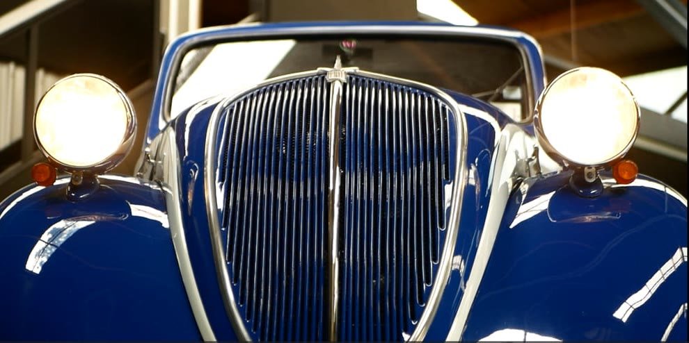 Elio, front view